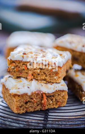 geschnittene Karotte-Kuchen beim Abkühlen Tablett Stockfoto