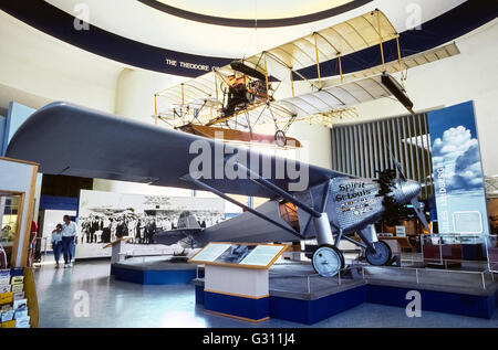 Eine Replik der Charles A. Lindbergh "Spirit of St. Louis" Flugzeug, das war der erste, im Jahre 1927 nonstop von New York nach Paris fliegen ist eine der Hauptattraktionen auf dem San Diego Air & Space Museum in San Diego, Kalifornien, USA. Mit finanzielle Unterstützung von der Missouri-Stadt, nach dem es benannt wurde, der Eindecker war entworfen, gebaut und getestet in San Diego, bevor machen seinen historischen Flug, 33-1/2 Stunden dauerte und Lindbergh $25.000 Preisgeld gewonnen. Angezeigt, über den "Spirit of St. Louis" ist ein Anfang Segelflugzeug Flugzeug. Stockfoto