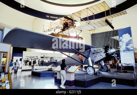 Eine Replik der Charles A. Lindbergh "Spirit of St. Louis" Flugzeug, das war der erste, im Jahre 1927 nonstop von New York nach Paris fliegen ist eine der Hauptattraktionen auf dem San Diego Air & Space Museum in San Diego, Kalifornien, USA. Mit finanzielle Unterstützung von der Missouri-Stadt, nach dem es benannt wurde, der Eindecker war entworfen, gebaut und getestet in San Diego, bevor machen seinen historischen Flug, 33-1/2 Stunden dauerte und Lindbergh $25.000 Preisgeld gewonnen. Angezeigt, über den "Spirit of St. Louis" ist ein Anfang Segelflugzeug Flugzeug. Stockfoto