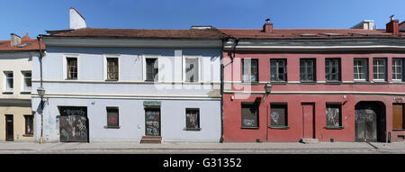 VILNIUS, Litauen - 29. Mai 2016: Die alte verlassene zweigeschossigen Häusern ulica Uzupis (hinter dem Fluss). Am 1. April 1997, Stockfoto