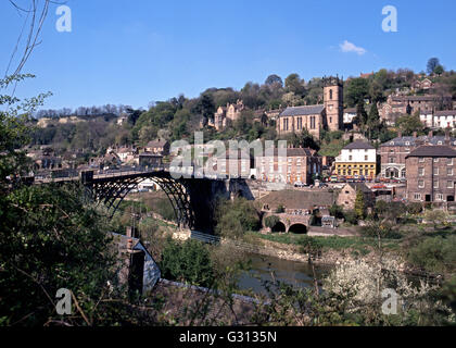 Erhöhten Blick auf die Stadt und die Brücke über den Fluss Severn, Ironbridge, Shropshire, England, UK, Westeuropa. Stockfoto