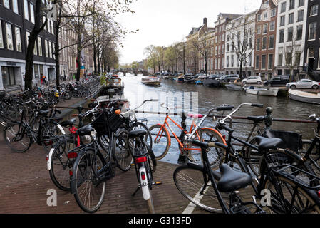 Eine Kreuzfahrt auf dem Kanal in Amsterdam, Holland, Niederlande. Stockfoto