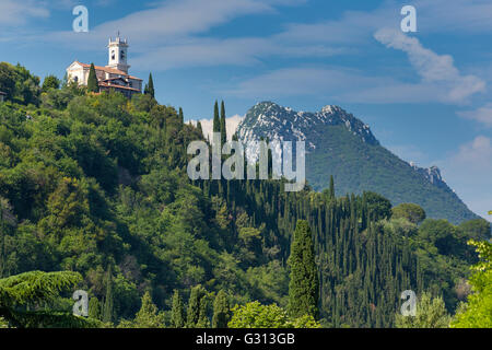 Alpine Kirche auf einem Hügel in der Nähe von Desenzano del Garda, mit Berge rund um den Gardasee in Italien. Stockfoto