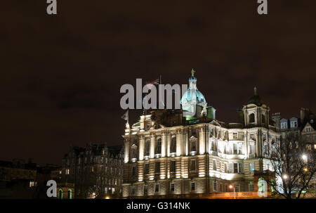 Die Bank Of Scotland Gebäude beleuchtet in der Nacht mit Andreaskreuz und Union Jack-Flaggen - Edinburgh, Schottland Stockfoto