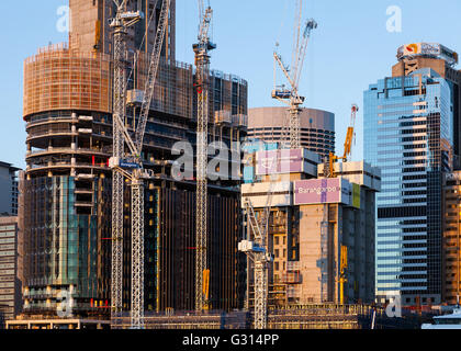 Bau des neuen Barangaroo South Tower 2, von Pyrmont Bay gesehen. Barangaroo befindet sich auf der Westhafen-Vorland von Sydneys CBD. Stockfoto