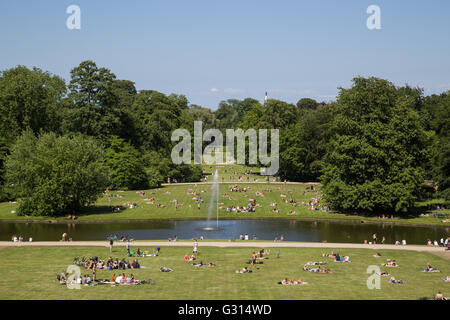 Frederiksberg, Dänemark - 5. Juni 2016: Menschen die Sonne in Frederiksberg Park an einem Sonntag Nachmittag zu genießen. Stockfoto