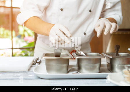 Mannes Hand Holding Löffel. Stockfoto