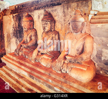 Drei Buddha-Statuen in Takhaung Mwetaw Pagode in Sankar. Myanmar. Stockfoto