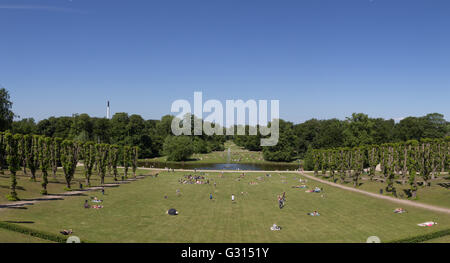 Frederiksberg, Dänemark - 5. Juni 2016: Menschen die Sonne in Frederiksberg Park an einem Sonntag Nachmittag zu genießen. Stockfoto