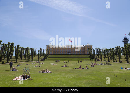 Frederiksberg, Dänemark - 5. Juni 2016: Menschen die Sonne vor dem Schloss in Frederiksberg Park an einem Sonntag zu genießen. Stockfoto