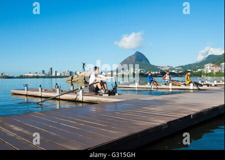 RIO DE JANEIRO - 14. März 2016: Brasilianische Ruderer üben ihre Technik auf ein spezielles Dock Trainingsplattform in Lagoa. Stockfoto