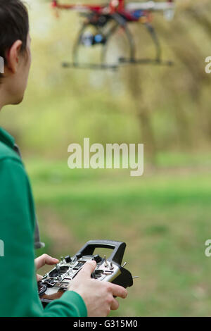 Mann-Controlling eine Drohne. Stockfoto