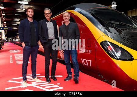 (links nach rechts) Liam Hemsworth, Jeff Goldblum und Roland Emmerich enthüllen ein Flaggschiff 11-natives Autozug eingewickelt in INDEPENDENCE DAY: Wiederaufleben Livree, Euston Station in London. Stockfoto