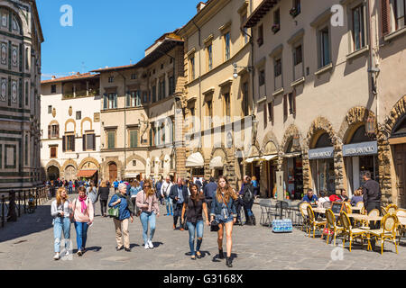 Menschen zu Fuß auf einer Straße in Florenz Stockfoto