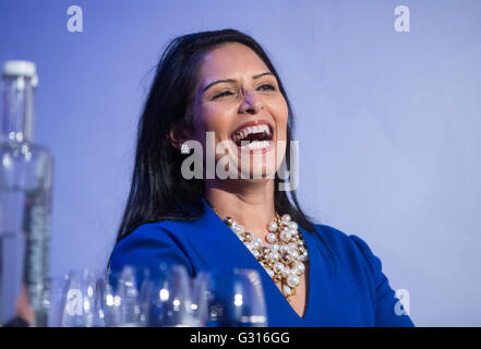 Priti Patel, Minister für Beschäftigung, bei einer Veranstaltung des EU-Referendums am 23. Juni unterstützt "Stimmen lassen" Stockfoto