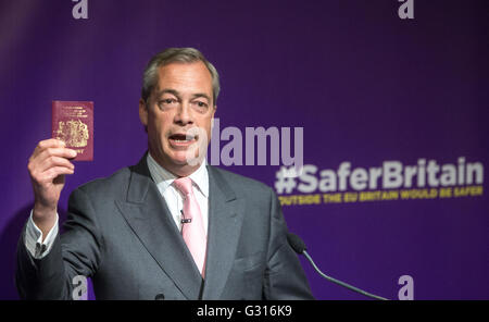 Die UKIP Führer, Nigel Farage, hält eine Rede in Westminster drängen, dass Leute zur Abstimmung des EU-Referendums am 23. Juni verlassen Stockfoto