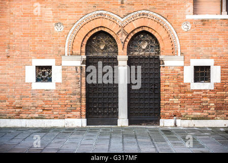 Doppelte Türen in der mittelalterlichen Stadt von Venedig. Stockfoto