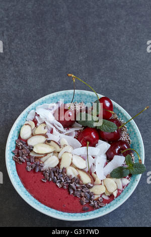 Smoothie-Schüssel mit Kirsche, Kokos, Mandel und Chia Samen Stockfoto