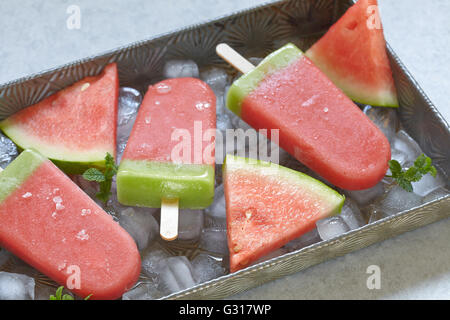 Köstliche Wassermelone Eis am Stiel Stockfoto
