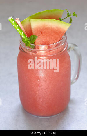 Wassermelone und Erdbeere Smoothie in einem Glas Stockfoto