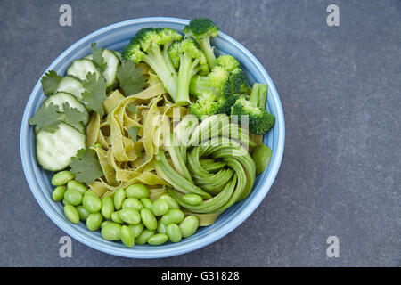 Vegetarische Pasta mit Brokkoli, Avocado, Gurke und edamame Stockfoto