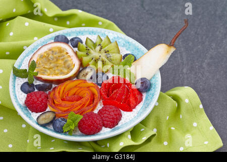 Chia-Samen-Pudding mit Beeren Stockfoto