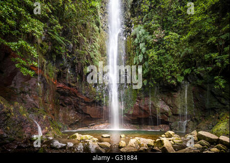 Schöner Wasserfall ein Wandern route Levada 25 Brunnen, Insel Madeira, Portugal. Stockfoto