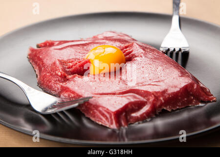 Tartar mit Eigelb Stockfoto