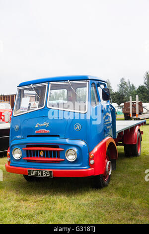 Nahaufnahme eines traditionellen, klassisch restaurierten Austin Flat Bed LKW bei der Royal Bath and West Show, Shepton Mallet, Somerset, England, Großbritannien Stockfoto
