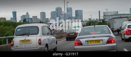 London England UK. Schwerlastverkehr auf der A2-Straße in London in Richtung Blackwall Tunnel, Canary Wharf Entwicklung in bac Stockfoto