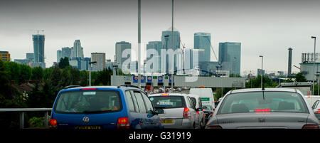 London England UK. Schwerlastverkehr auf der A2-Straße in London in Richtung Blackwall Tunnel, Canary Wharf Entwicklung in bac Stockfoto