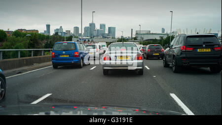 London England UK. Schwerlastverkehr auf der A2-Straße in London in Richtung Blackwall Tunnel, Canary Wharf Entwicklung in bac Stockfoto