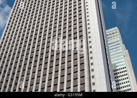 Shinjuku Sompo Bau mit Nomura Turm in den Hintergrund, Nishi-Shinjuku, Tokio, Japan Stockfoto