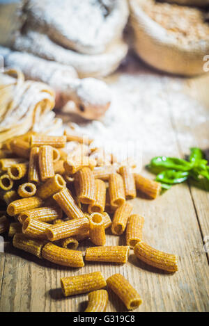 Pasta integrale mit Zutaten. Stockfoto