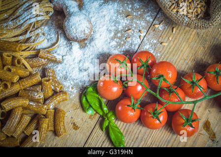 Pasta integrale mit Zutaten. Stockfoto