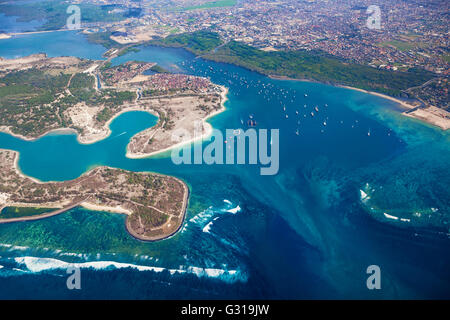 Luftaufnahme von Pulau Serangan (Schildkröteninsel) mit Sandstrand, Surf-Spots, Segeln Yacht und Fischer Boote vor Anker Stockfoto