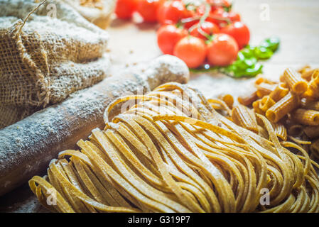 Pasta integrale mit Zutaten. Stockfoto