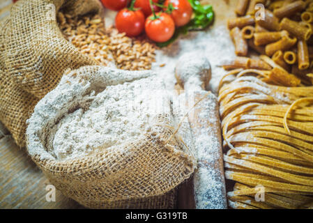 Pasta integrale mit Zutaten. Stockfoto