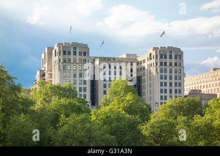 Die Adelphi, Westminster, über Victoria Embankment angesehen. London, UK Stockfoto