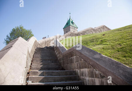 Stufen hinauf auf die Festung Wand in old Quebec City Stockfoto