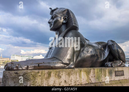 Faux-ägyptischen Bronze Sphinx-Statue von George John Vulliamy, Kleopatras Nadel, Victoria Embankment, London, UK Stockfoto