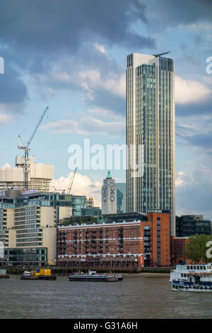 South Bank Tower (von Richard Seifert) und Oxo Tower mit Turm 1 Blackfriars im Bau. London, UK Stockfoto