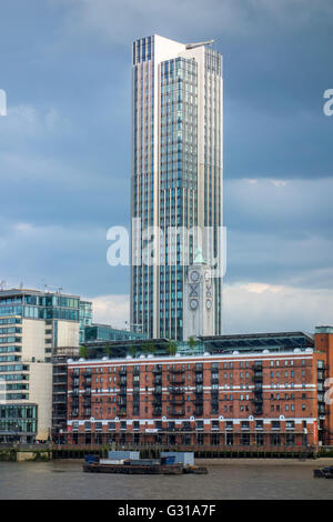 South Bank Tower (von Richard Seifert) und Oxo Tower am Südufer der Themse. London, UK Stockfoto