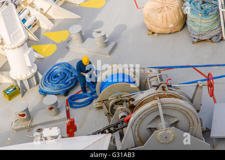 Crew-Mitglieder ziehen in die Seile sichern Kreuzfahrtschiff Vision der Meere zum Pier an der Costa Maya, Mexiko Stockfoto