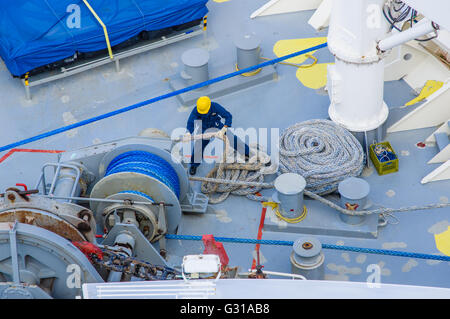 Crew-Mitglieder ziehen in die Seile sichern Kreuzfahrtschiff Vision der Meere zum Pier an der Costa Maya, Mexiko Stockfoto