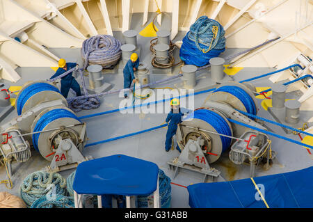 Crew-Mitglieder ziehen in die Seile sichern Kreuzfahrtschiff Vision der Meere zum Pier an der Costa Maya, Mexiko Stockfoto