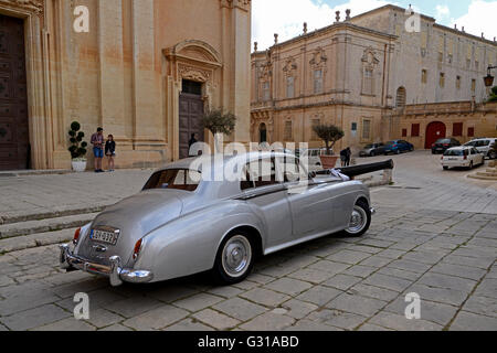 Hochzeit Auto außerhalb St. Pauls Cathedral, Mdina Stockfoto