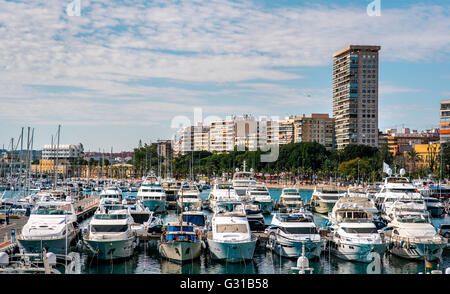 Blick auf Skyline von Alicante und Seehafen. Costa Blanca, Spanien Stockfoto