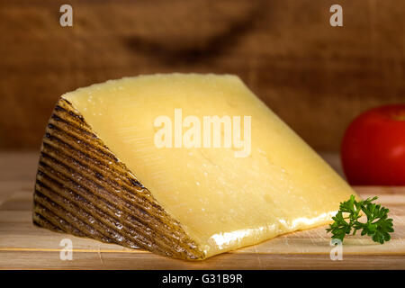 Stücke von Schafskäse auf hölzernen Hintergrund Stockfoto