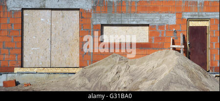 Das Haus befindet sich im Aufbau der roten Ziegeln Blöcke auf Sand. Panorama Collage aus mehreren Fotos Stockfoto